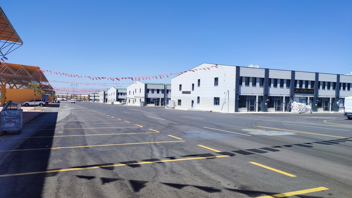 Yeni Kayısı Ticaret Merkezi, Eski Şire Pazarı'na Yenik Düştü ‘Esnaf Sinek Avlıyor’