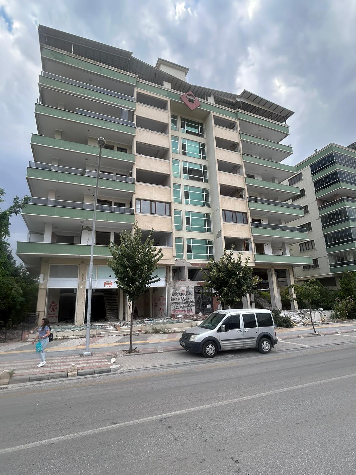 Evleri İçin Yıkım Kararı Çıkan Orta Hasarlı Bina Sahipleri Tepkili
