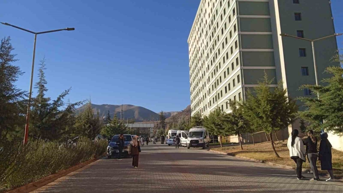 Yurtta Kalan Genç Kız Yurt Binası Önünde Ölü Bulundu