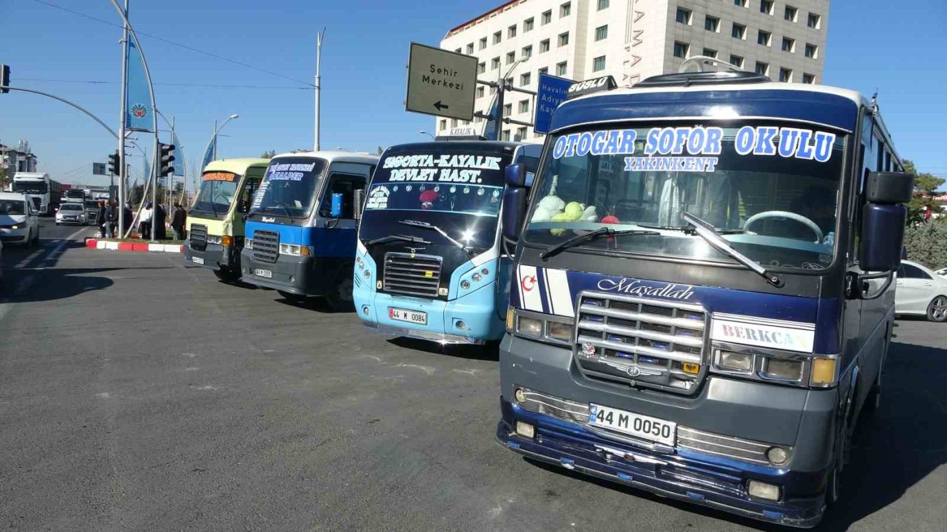 Minibüsçüler Trafik Cezalarını Konvoy Düzenleyerek Protesto Ettiler