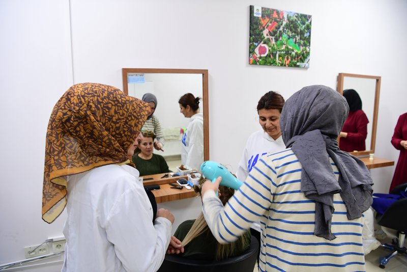 Büyükşehir Belediyesi Kernek Külliyesi’nde Kuaförlük Kursu Açtı