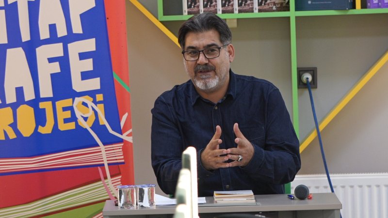 Prof. Dr. Mehmet Özger Edebiyatseverleri Şiirin Deryasına Götürdü
