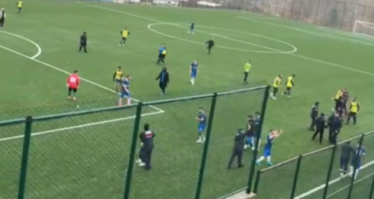 Amatör Futbol Müsabakasında Oyuncuların Tartışmasıyla Taraftarlar Sahayı Taşladı