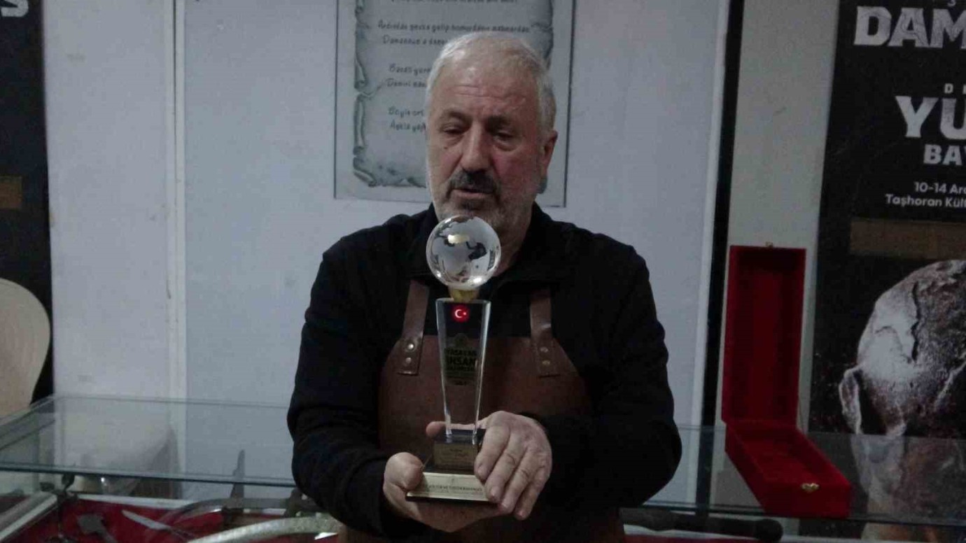 Devlet Sanatçısı Ünvanlı Malatyalı Demirci Ustasına 