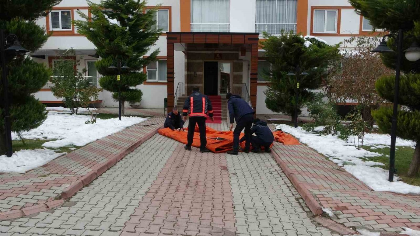 Tedavi Gördüğü Hastaneden Kaçan Vatandaş Kendini Eve Kilitledi
