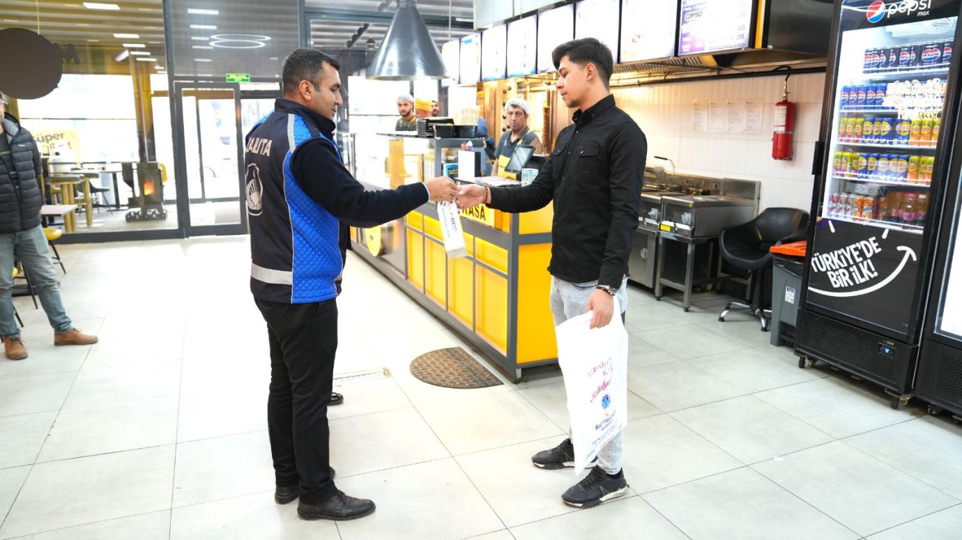 Zabıta Ekipleri Esnaflara Hijyen Denetimi Yaparken Yeni Yıl Hediyelerini de Sundu