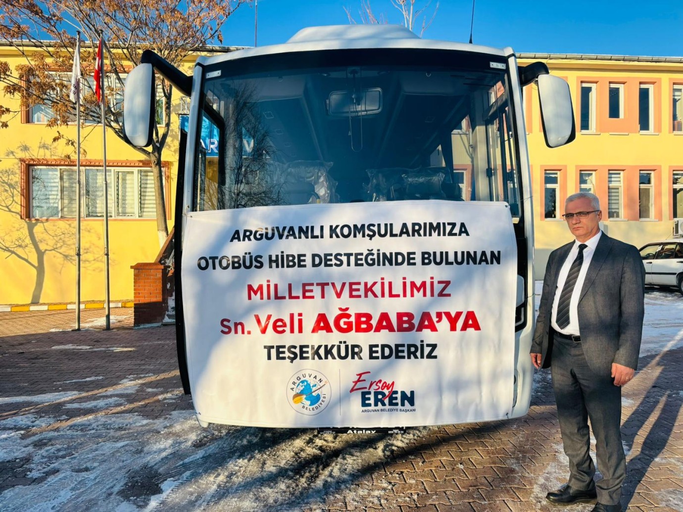 Veli Ağbaba Arguvan Belediyesi’ne Otobüs Hibe Etti