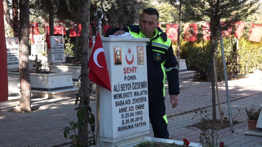 Mezarlıklar Daire Başkanlığı Ekipleri, Şehit Kabirlerine Özenle Bakıyor