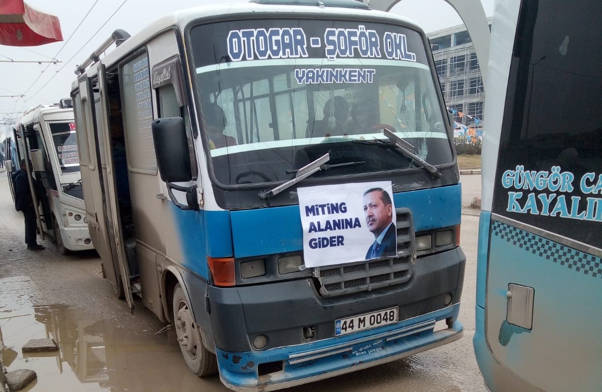 Cumhurbaşkanı Erdoğan’ın Programı İçin Minibüsçü Esnafı Vatandaşları Alana Ücretsiz Taşıyorlar