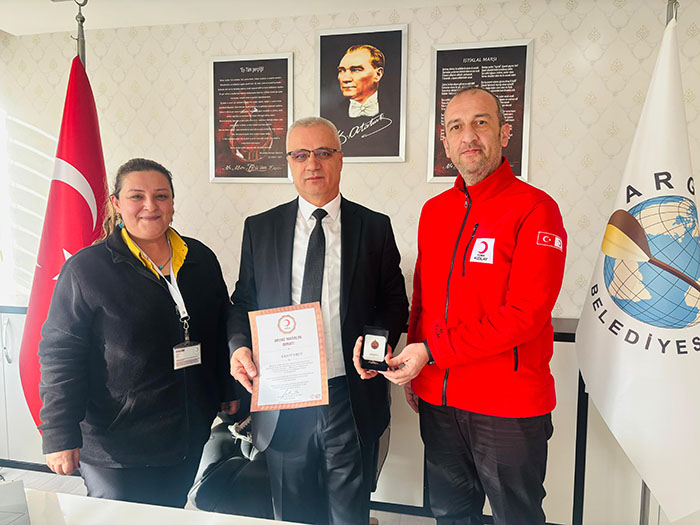 Kızılay Başkan Ersoy Eren'e Bronz Madalya Takdim Etti