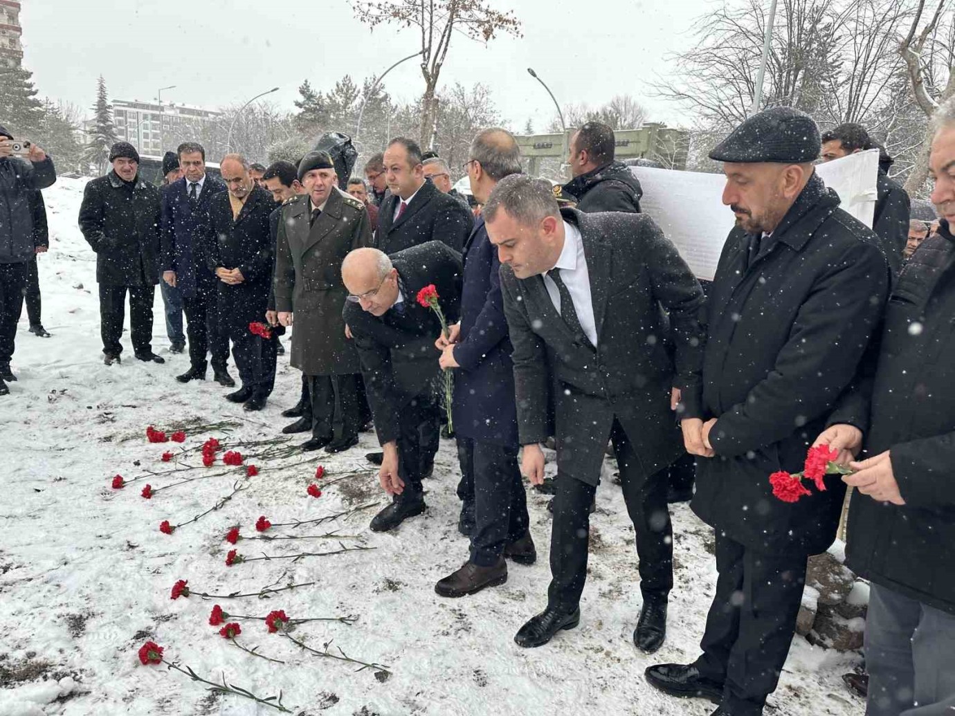 Depremde Hayatını Kaybedenler İçin İlk Resmi Tören Hakimbey Apartmanında Gerçekleştirildi