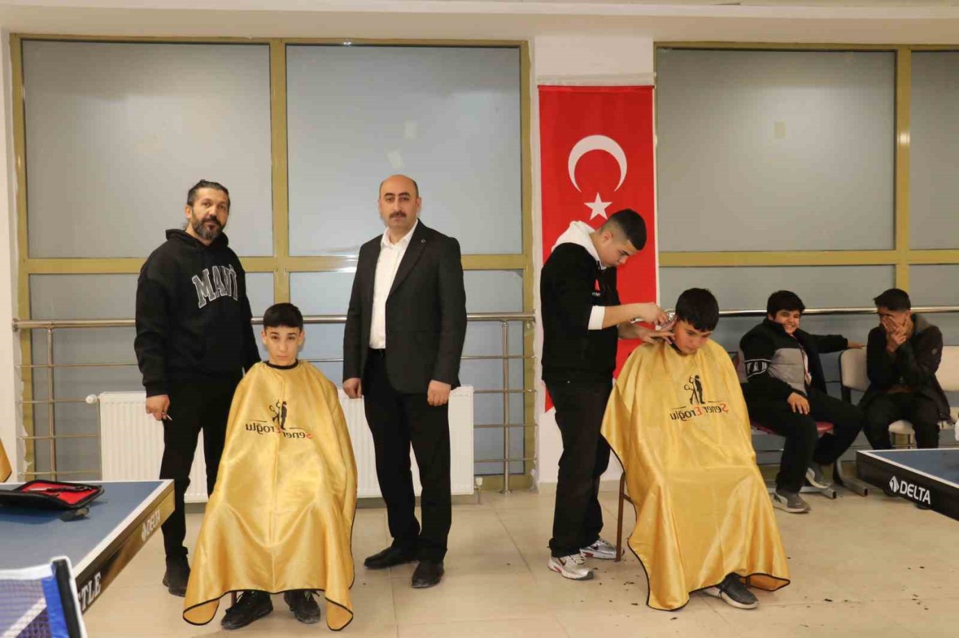 Kuaför Şener Eroğlu Depremin Yıl Dönümünde Çocukları Ücretsiz Tıraş Etti