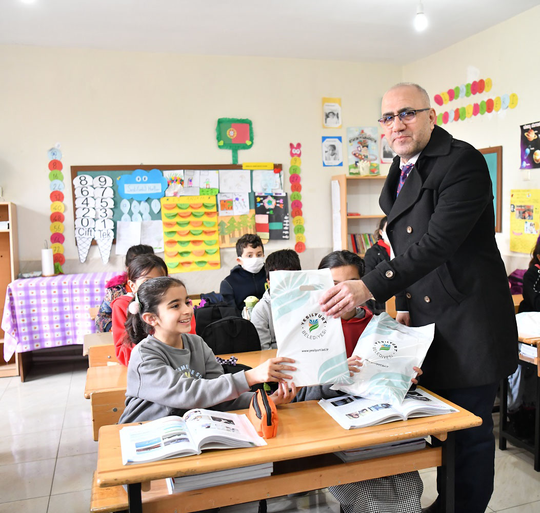 Yeşilyurt Belediyesi Öğrenciler İçin Kırtasiye Desteklerini Sürdürüyor