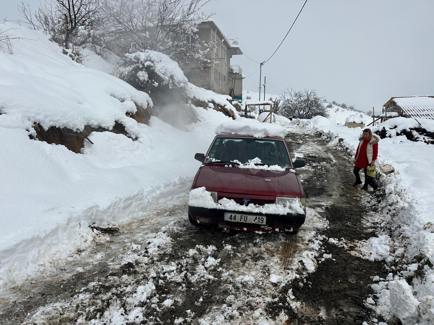 Battalgazi Belediyesi Ekipleri Karla Kapanan Yolu Açarak Hamile Kadını Hastaneye Yetiştirdi