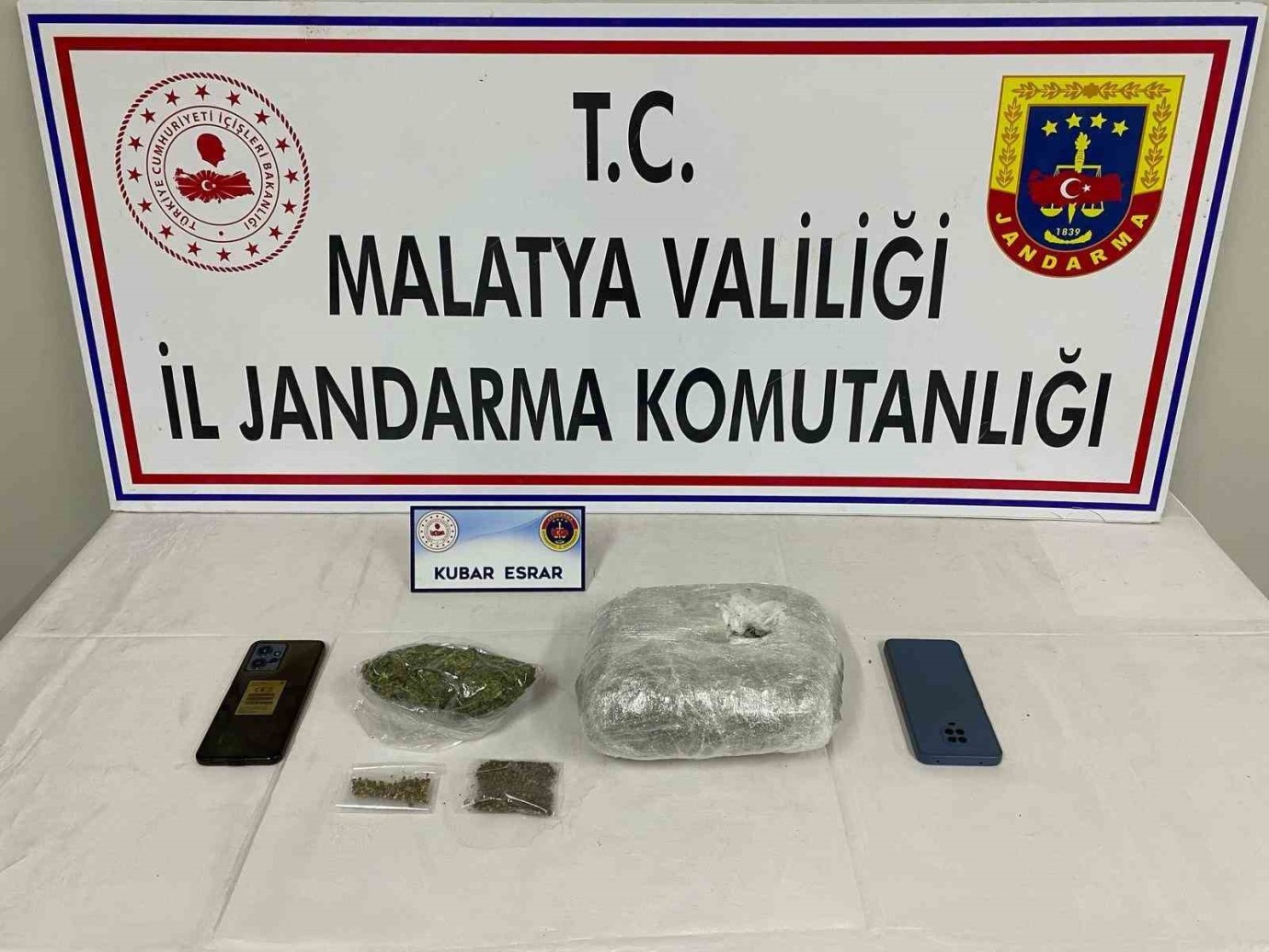Jandarma Ekiplerinin Uyuşturucu Operasyonunda 3 Şahıs Gözaltına Alındı
