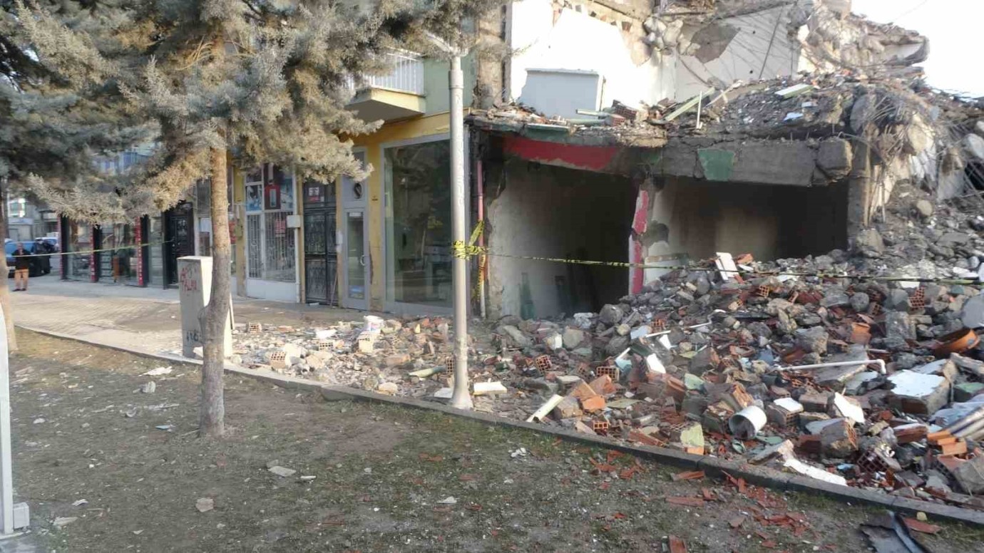 Malatya’da Yıkım Esnasında Hasar Alan 6 Katlı Bina Tahliye Edildi