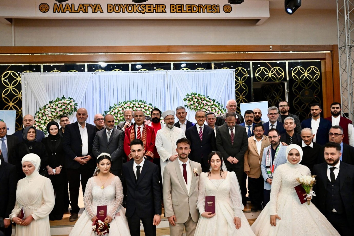  100 Nişanlı Çift Toplu Nikah Töreniyle Özgürlüğün Kalesine Adım Attı