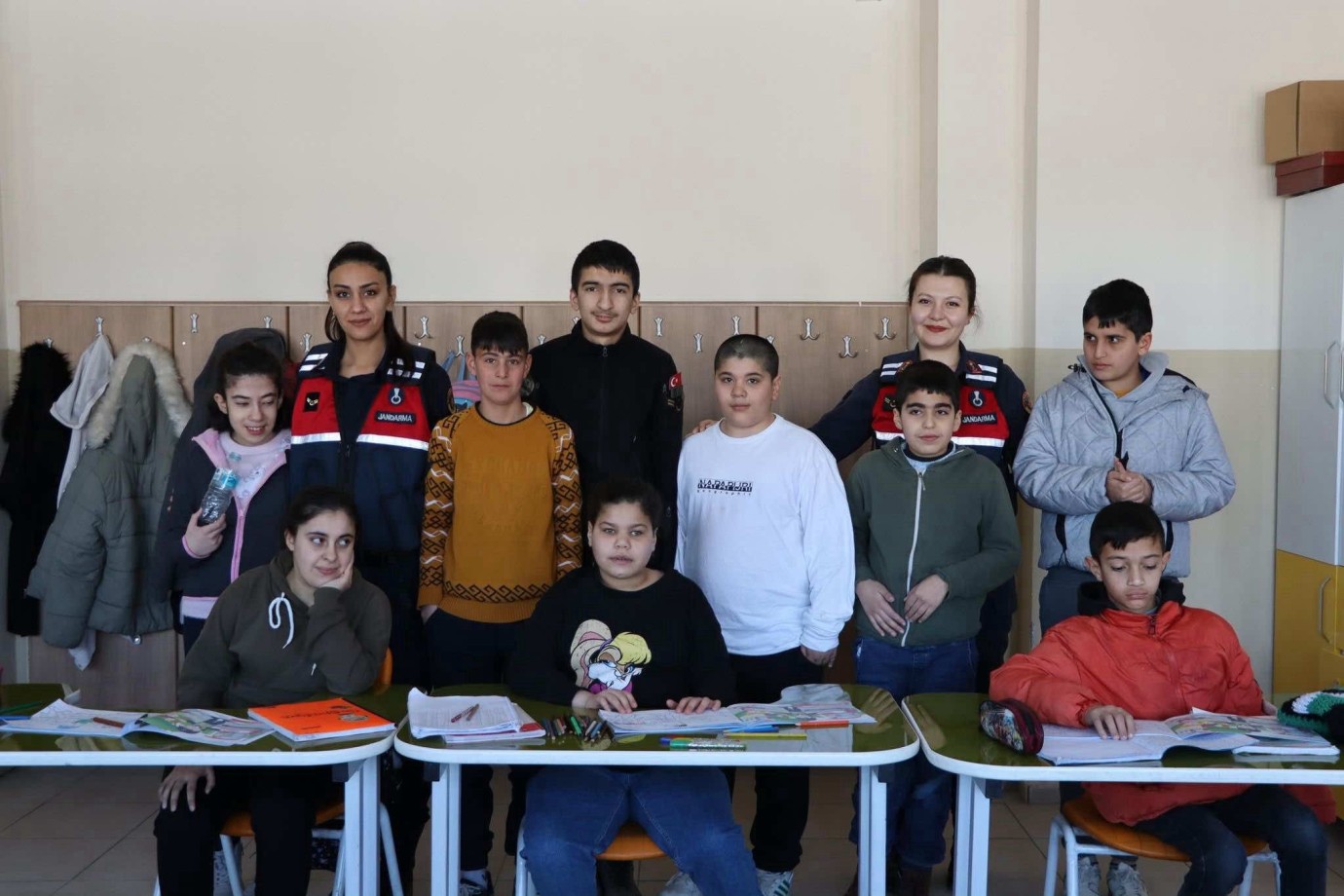 Jandarma’dan Mevlana Ortaokulu’ndaki Özel Eğitim Öğrencilerine Keyifli Ziyaret