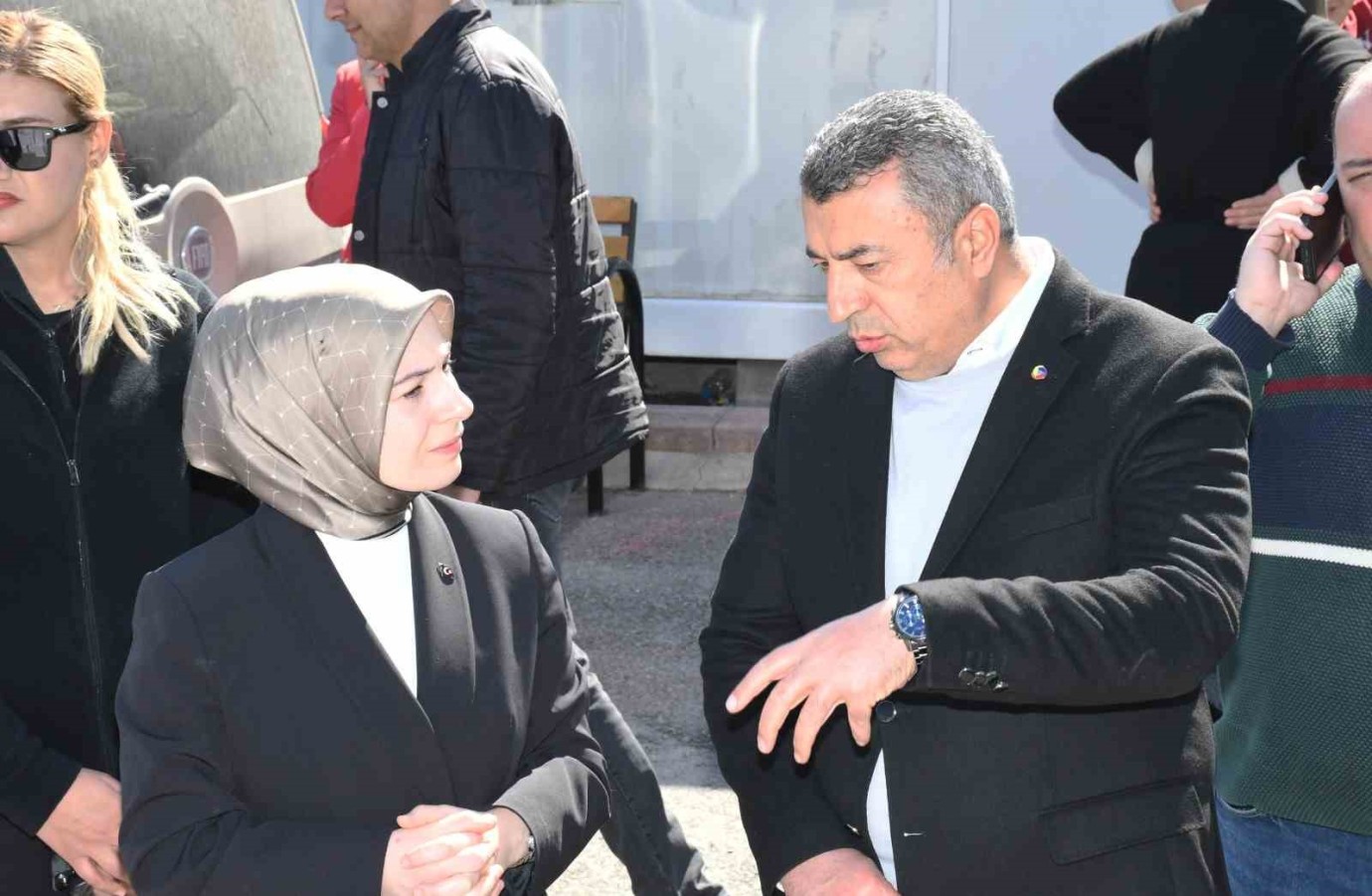 TOBB Öncülüğünde Konteyner Kent Sakini Depremzedeler İçin Gıda Kolileri Dağıtılıyor
