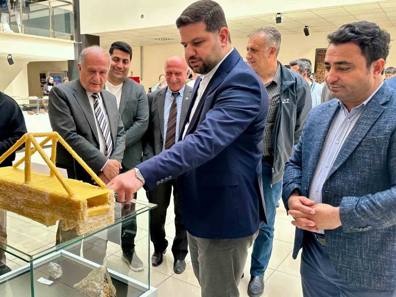 Öğrenciler'in Çubuk Makarnadan Yaptığı Maket Köprüler Yarışmaya Konu Oldu