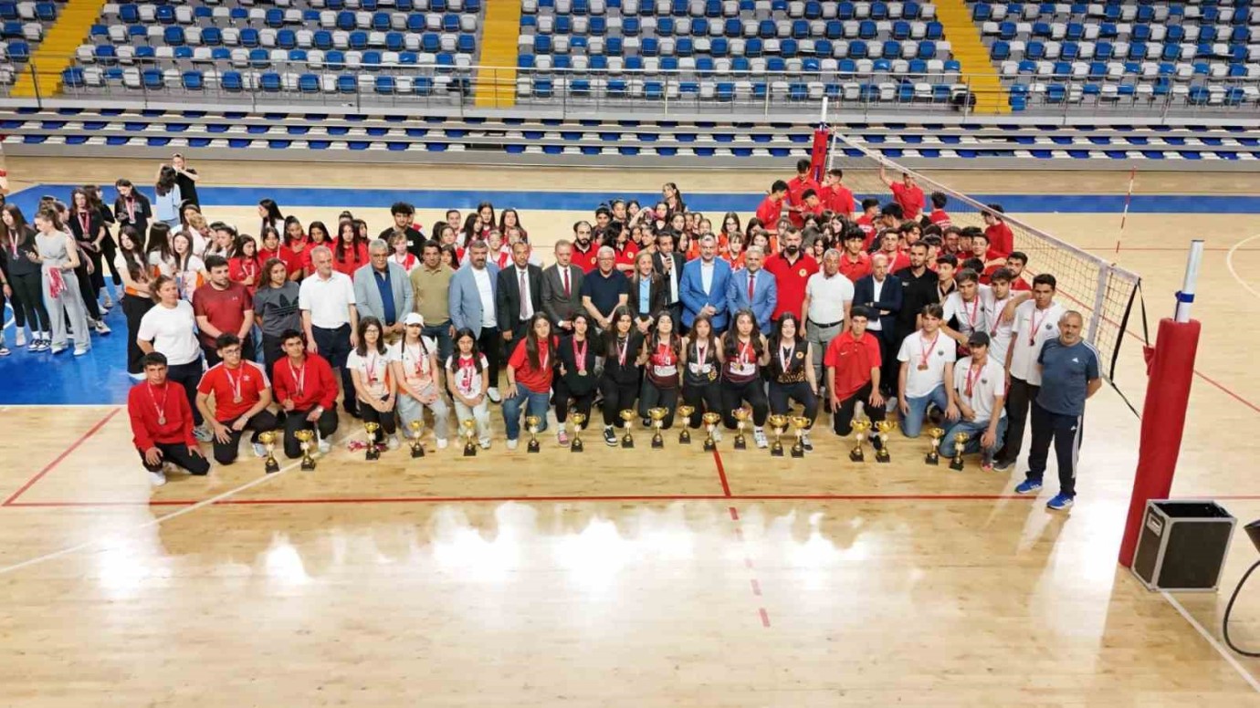 Merkez Spor Salonu’nda Düzenlenen Altyapı Voleybol Müsabakaları Sona Erdi