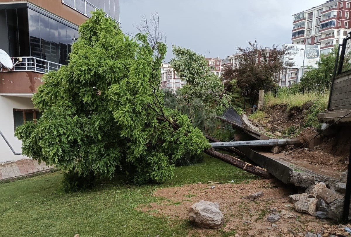 Yoğun Sağanak Yağış Site Duvarını Yıktı