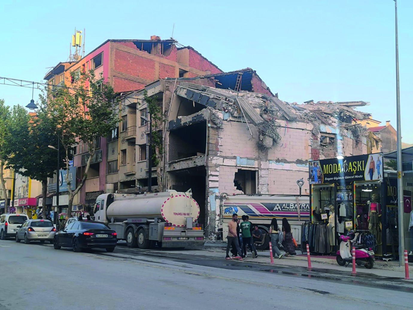 İnönü Caddesi’nde Yıkım Hız Kazandı