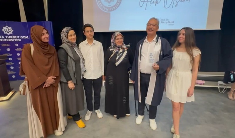 61 Yaşındaki Tır Şoförü Murat Esen,Üniversiteden Dereceyle Mezun Oldu