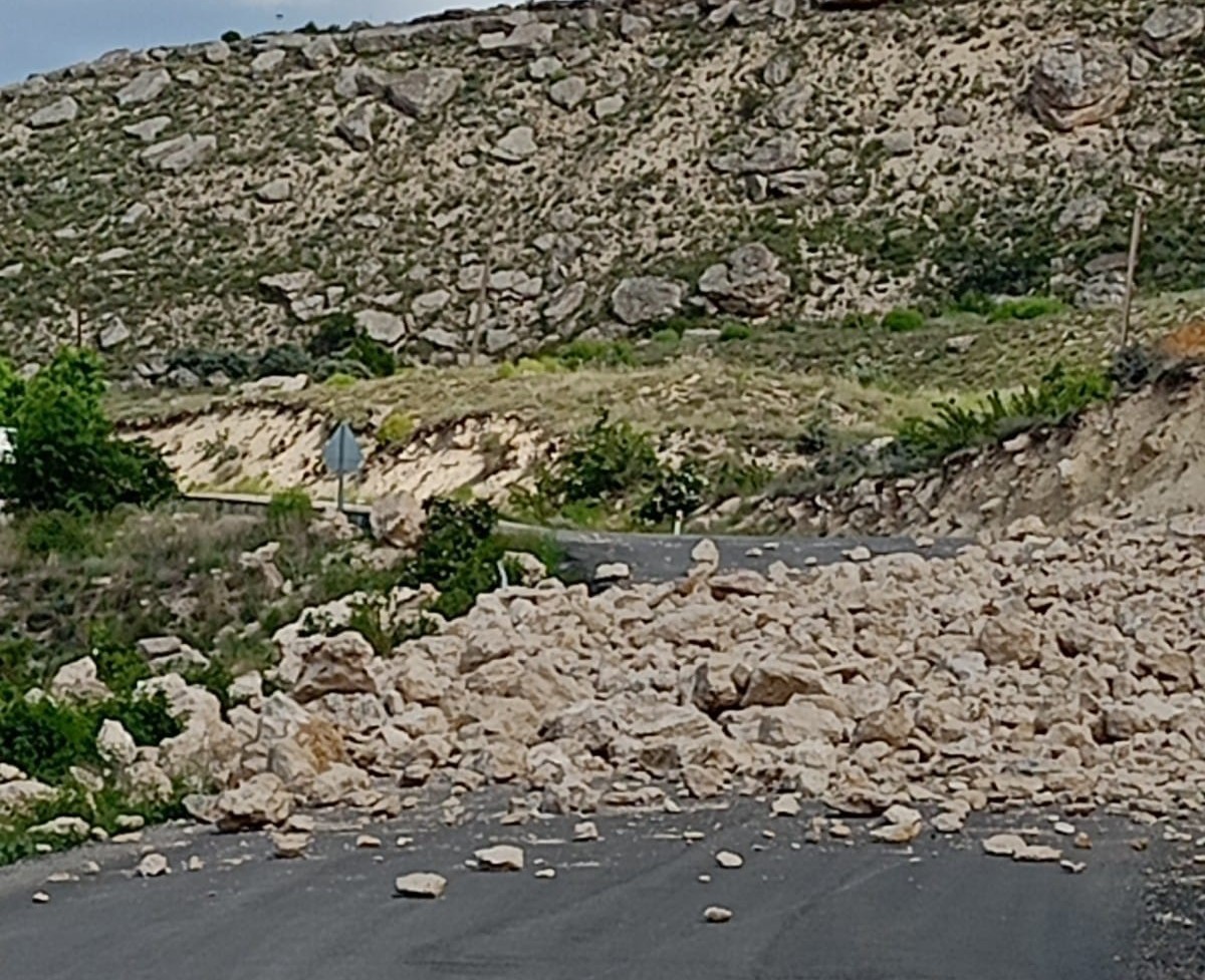 Darende İlçesi Günpınar Şelalesi Mevkiinde Heyelan Tehlikesi