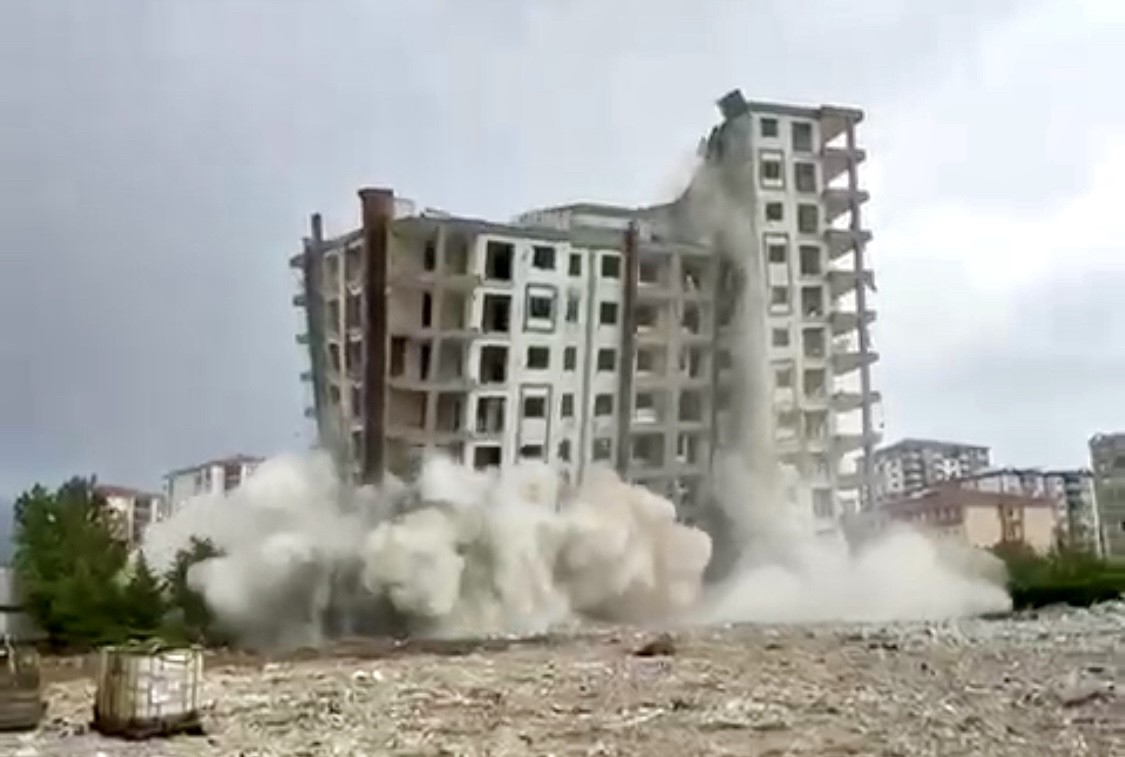 Türk Bayrağının Enkaza Karışmasına Operatörün Gönlü Razı Olmadı