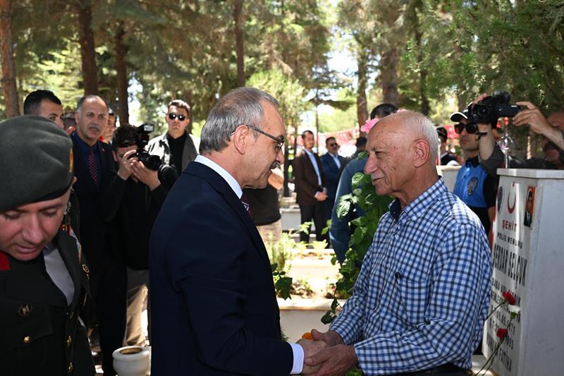 Vali Yavuz, Arefe Günü Şehitliğimizi Ziyaret Ederek Şehitlerimize Dualar Okudu