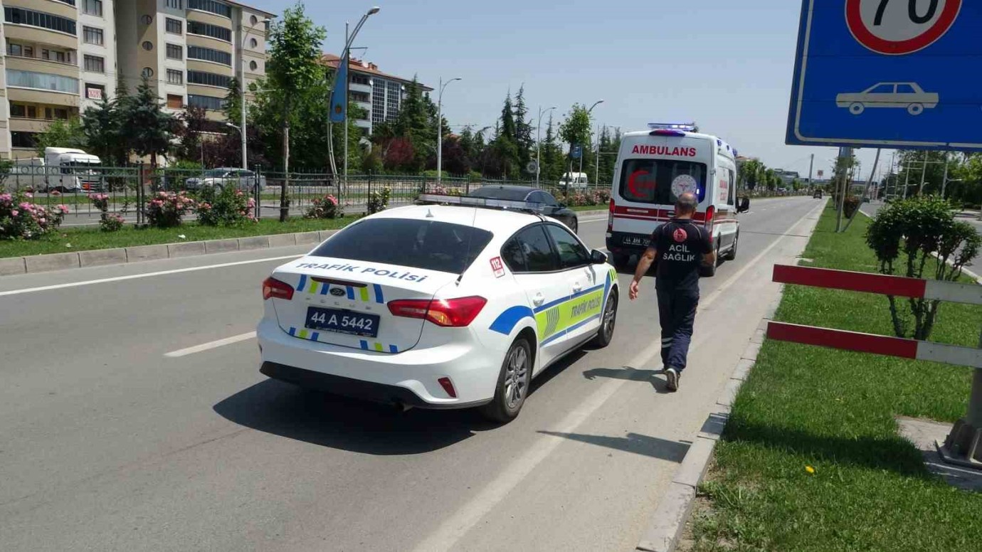 Eşiyle Münakaşa Eden Kadın Hareket Halindeki Araçtan Atladı