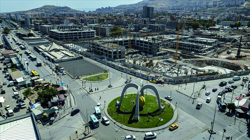 Malatya’nın Simgesi Olan Kayısı Heykeli Pazarcıların İşgali Altında
