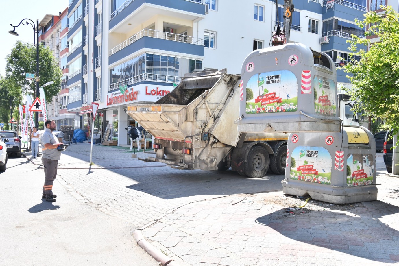 Yeşilyurt’un Her Köşesi Düzenli Olarak Temizlenerek,Dezenfeksiyonu Sağlanıyor 