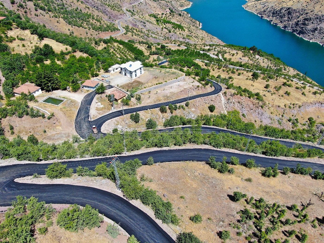 Büyükşehir Belediyesi Asfalt Çalışmalarına Kırsalda da Devam Ediyor