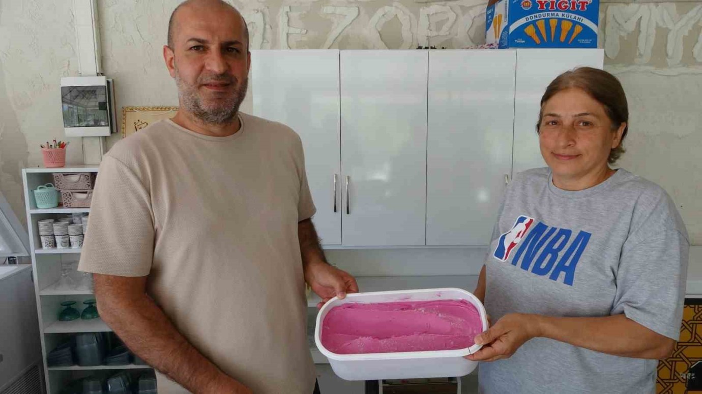 Mor Reyhan Dondurması Yoğun İlgiyle Karşılandı
