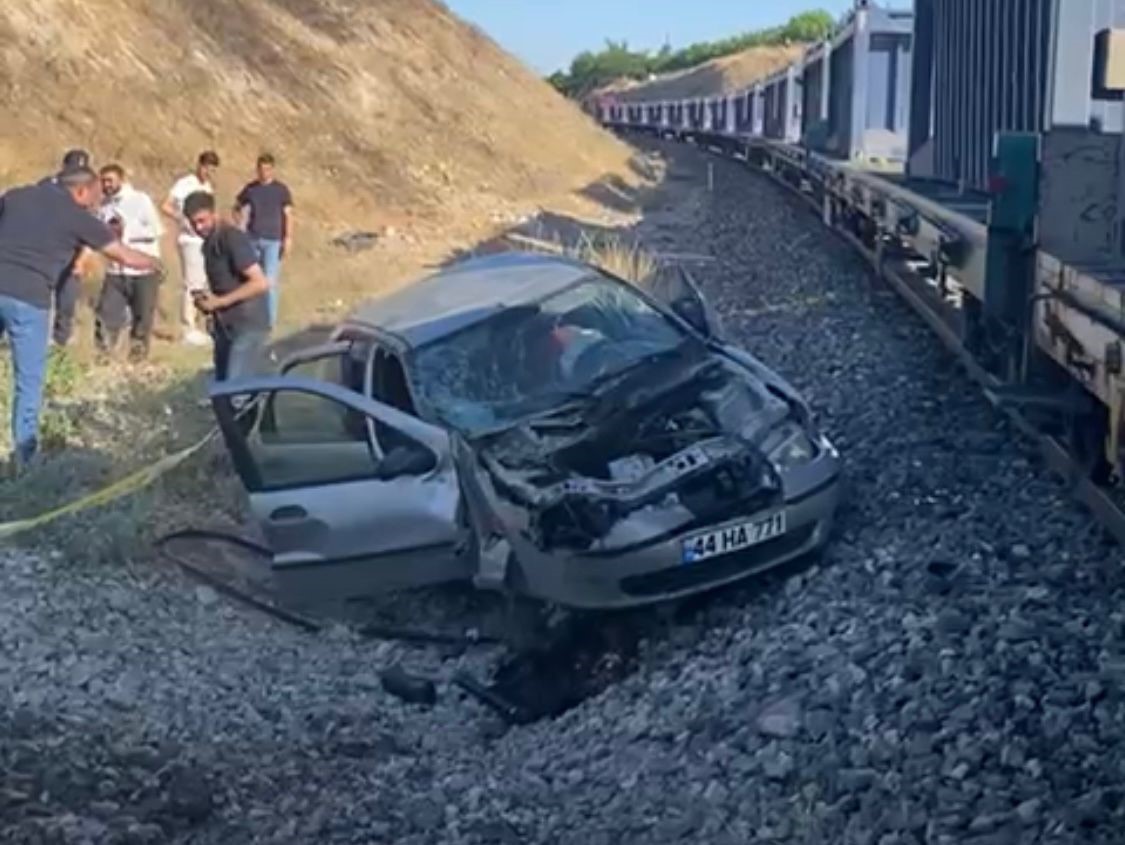 Hemzemin Geçitte Yük Treni İle Otomobilin Karıştığı Kazada 6 Şahıs Yaralandı