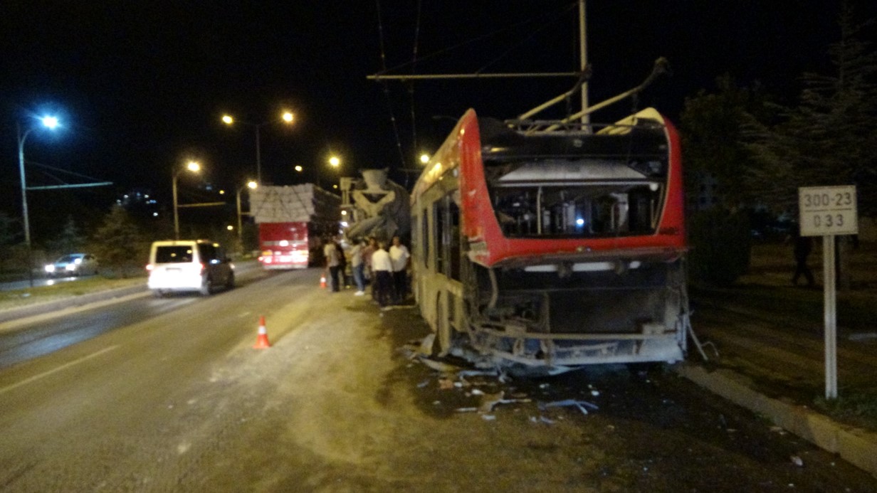 Sürücüsünün Kontrolünü Kaybettiği Beton Mikseri Trambüse Çarptı