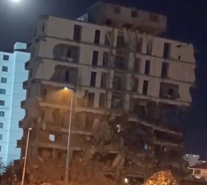 Yeşilyurt İlçesindeki Hasarlı Binaya Dokunmak Yetti