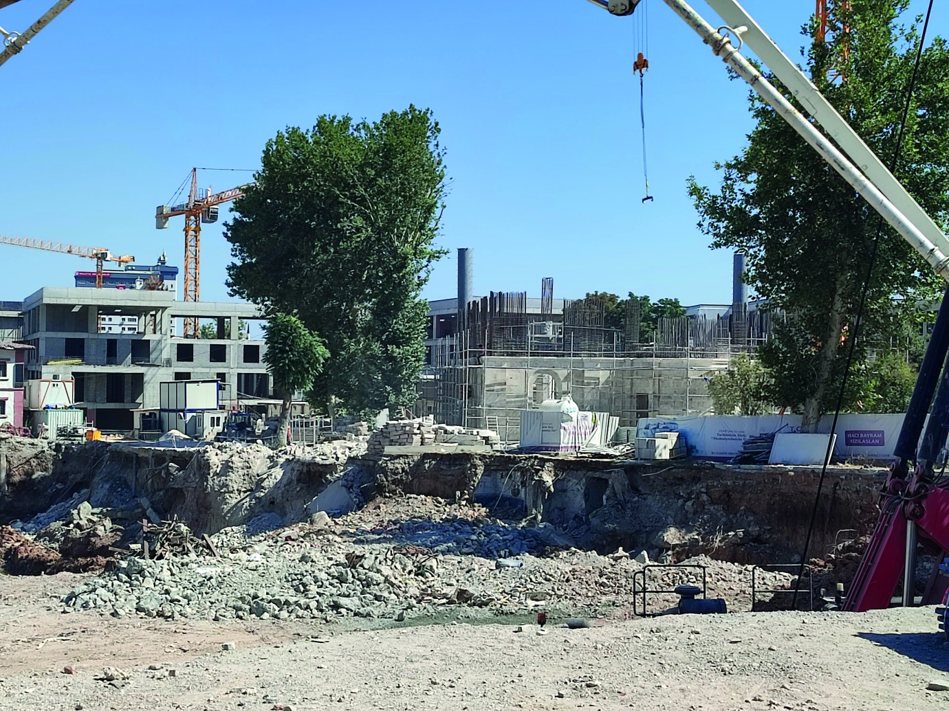 Yeni Cami’ye Beton Kolonlar mı Ekleniyor?