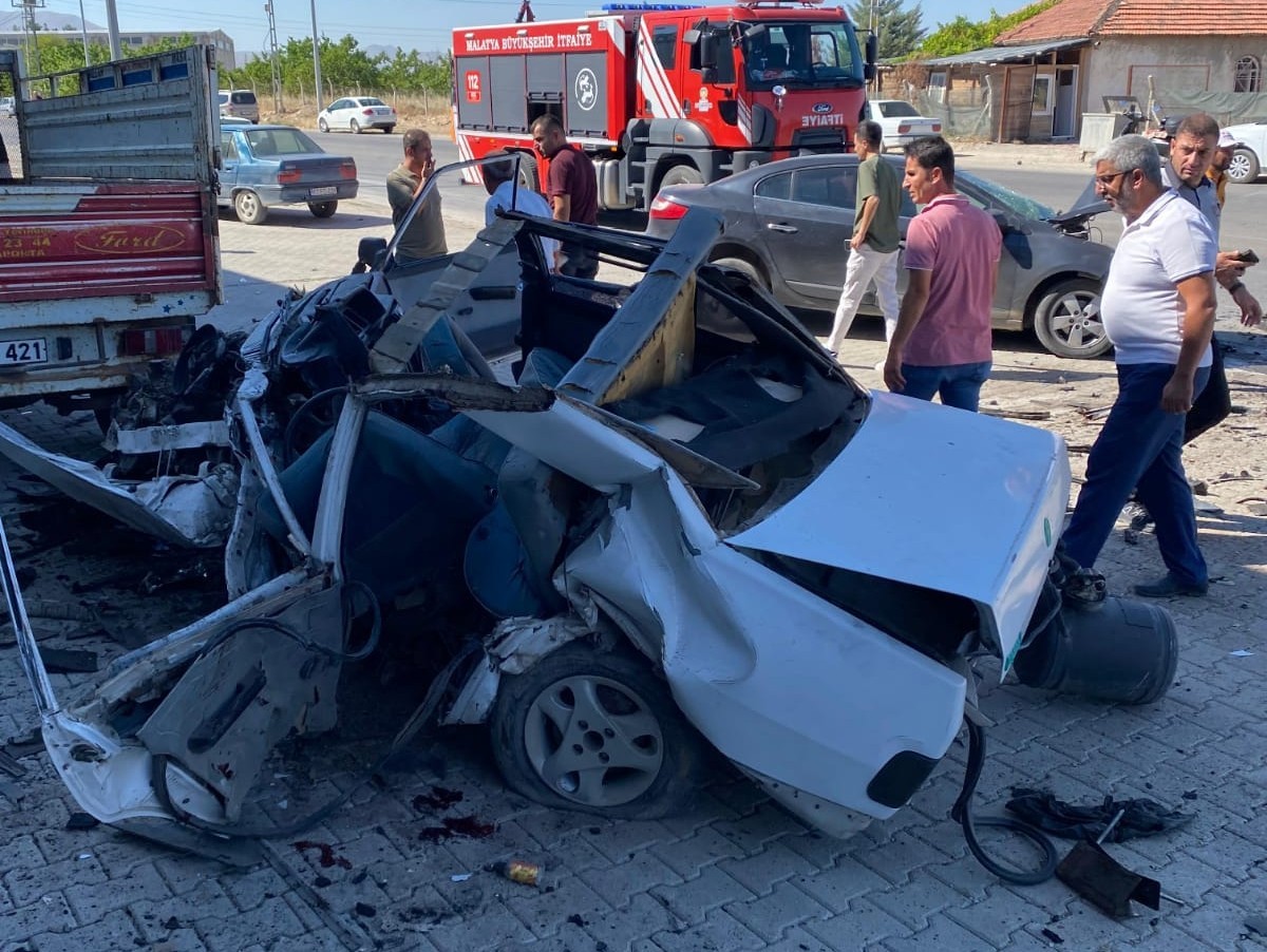 Dilek Yolu Üzerinde Yaşanan Feci Trafik Kazasında 1 Kişi Hayatını Kaybetti
