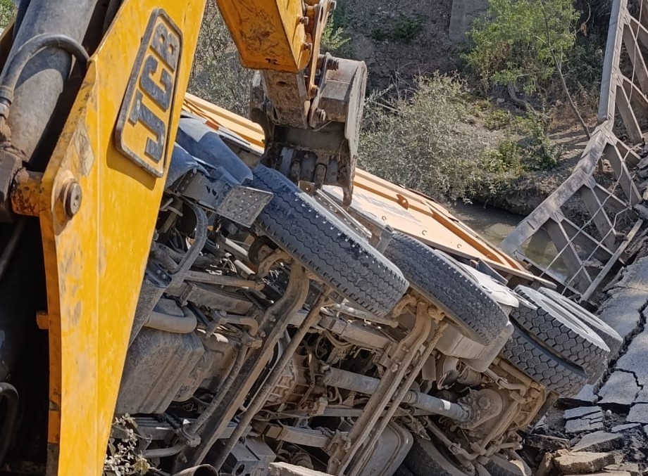 Hafriyat Yüklü Kamyonun Geçişi Sırasında Köprü Çöktü:1 Yaralı