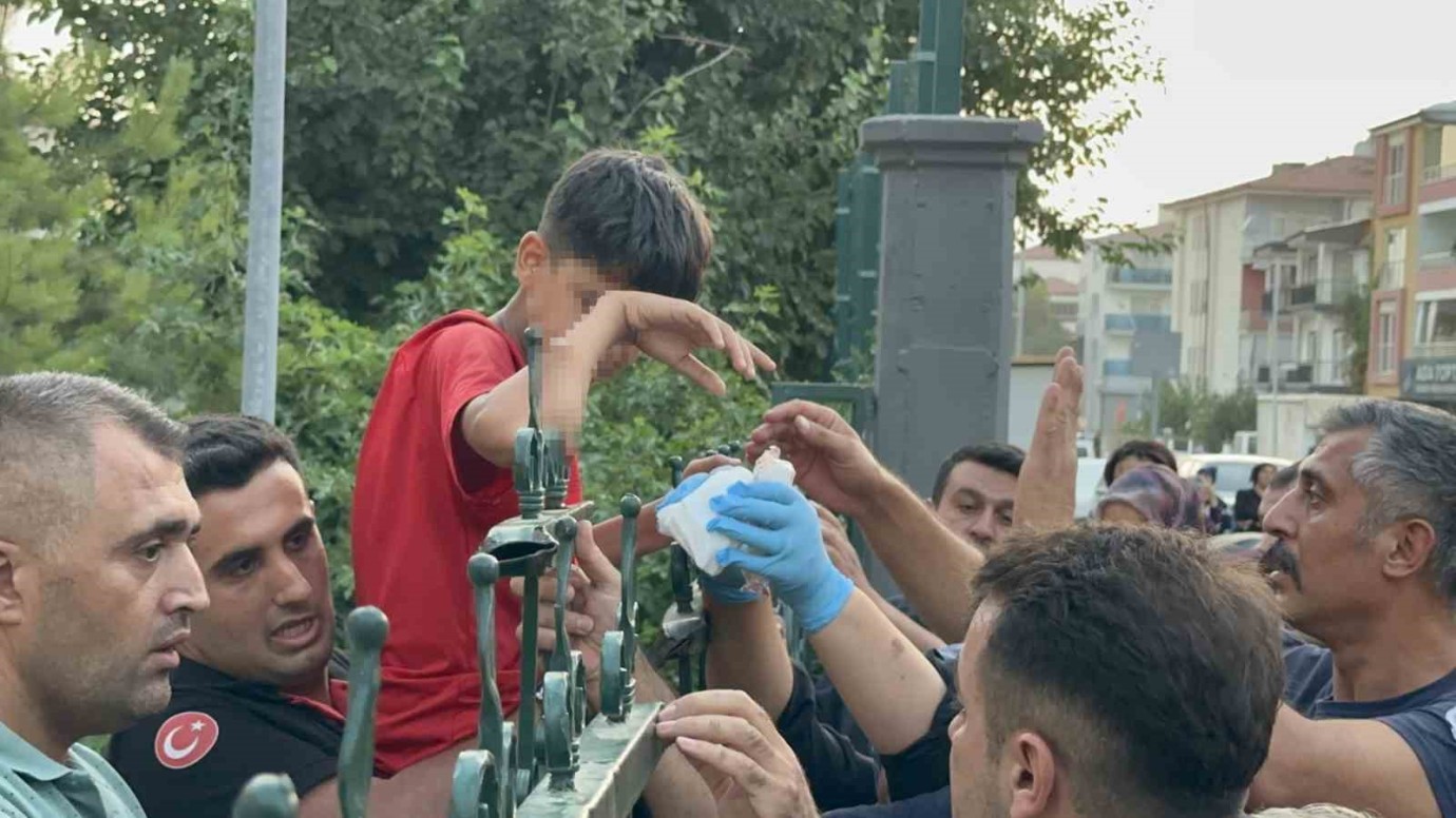 Okul Bahçesine Girmek İsteyen Çocuğun Koluna Demir Parmaklık Saplandı