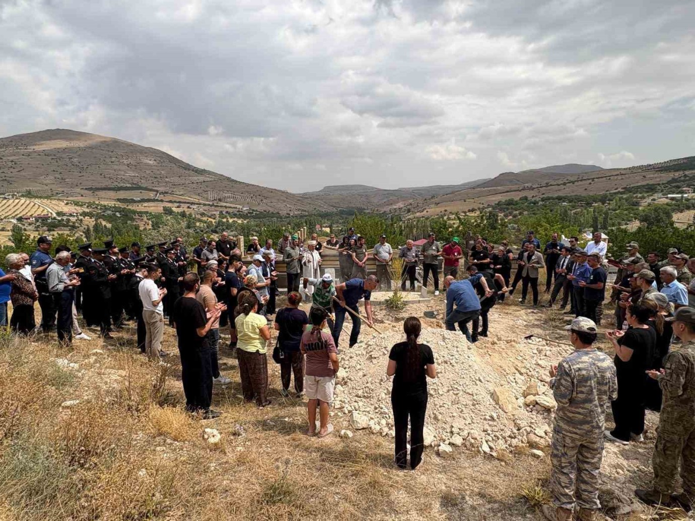 Şehit Kemal Demirbaş’ın Naaşı Aile Mezarlığına Nakledildi