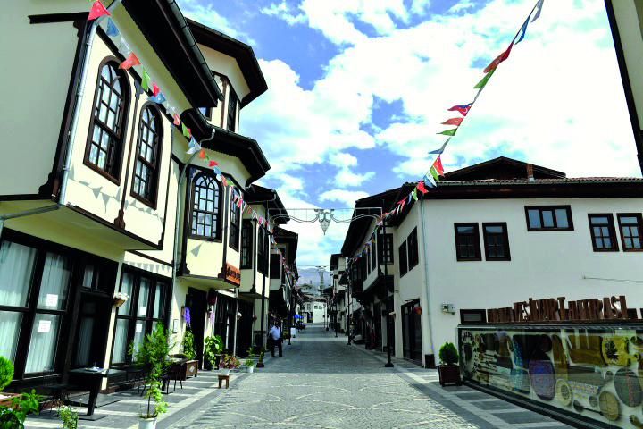 Lezzet Caddesinde Yetki Geçit’in