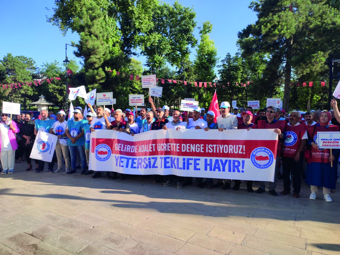 Memurlar Yine Sokaktaydı…  “Teklif Memurun Emeğini Değersizleştiriyor”