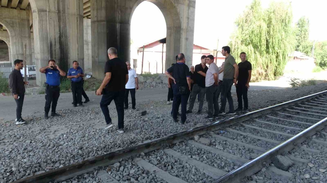 Malatya’da Yük Treninin Çarptığı Şahıs Hayatını Kaybetti