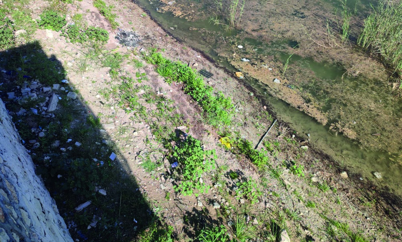 Kırkgöz Sahil Parkı’nda Sular Çekildi Çöpler Ortaya Çıktı