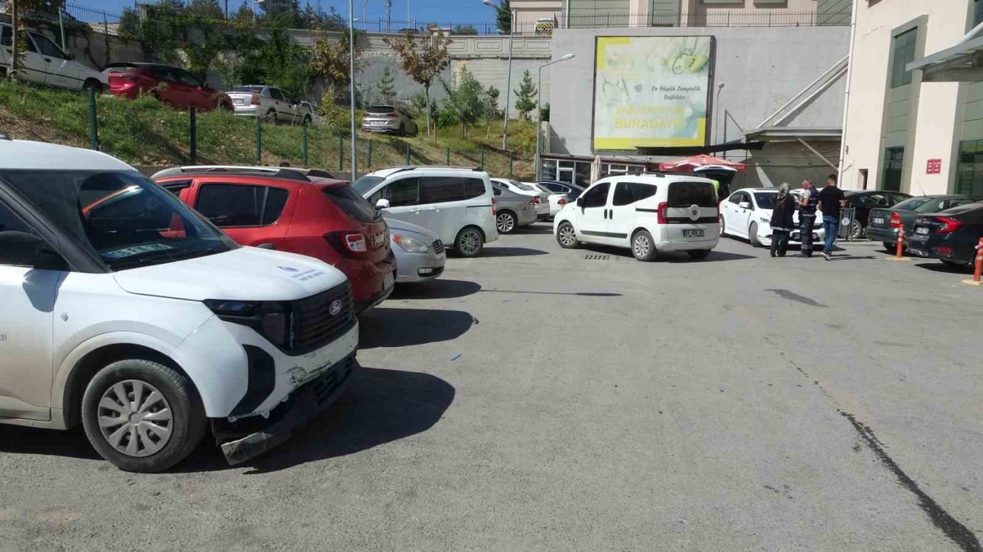Hastanesi Acil Servis Girişinde Kalp krizi Geçiren Sürücü 7 Araca Çarptı