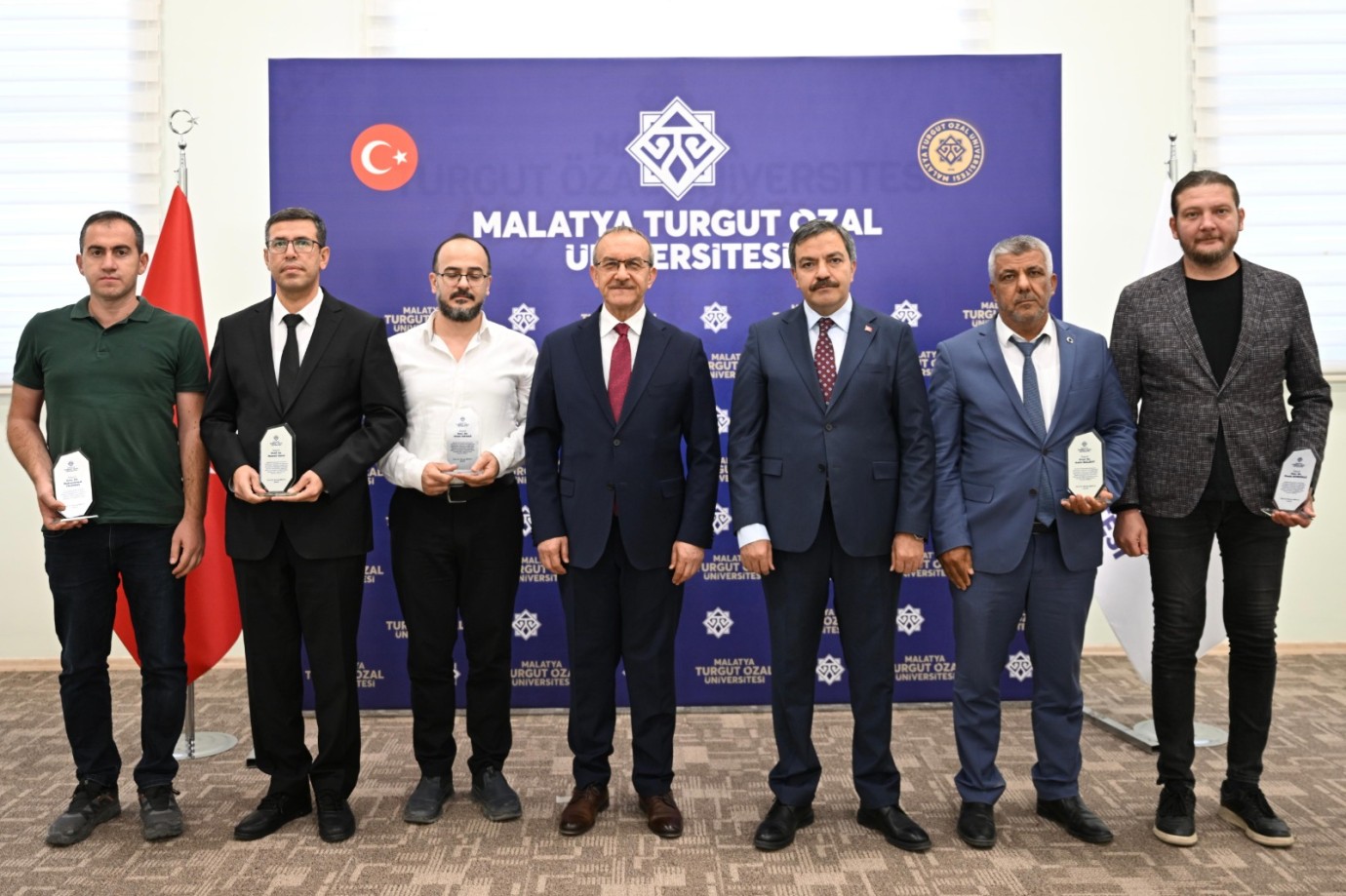 Malatya Turgut Özal Üniversitesi'nde Başarılı Akademisyenlere Plaket Takdim Edildi